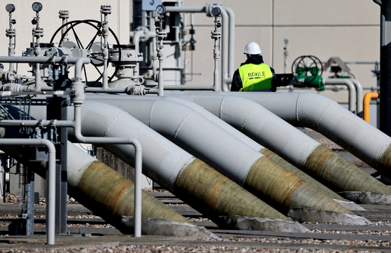 Potrubí v sesuvných zařízeních plynovodu 'Nord Stream 1' jsou zobrazena v německém Lubminu na tomto snímku z 8. března. [REUTERS/YONHAP]