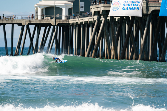Im Su-jung rides the waves during the World Surfing Games in Huntington Beach, California on Sep. 19. [INTERNATIONAL SURFING ASSOCIATION]