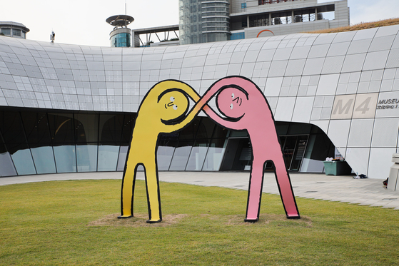 "Fusion (Working together)" (2022) is located outside the DDP building. [JEAN JULLIEN]