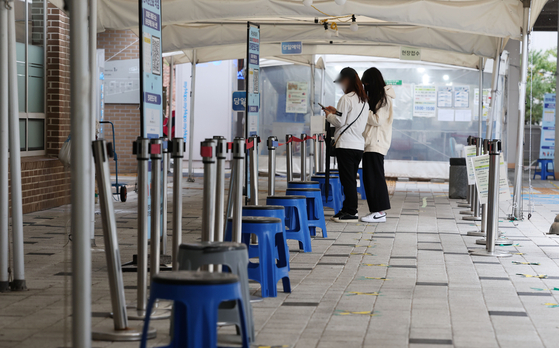The waiting line outside a testing center in Mapo District, western Seoul, is shorter than usual on Monday. [YONHAP]