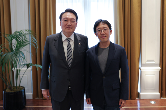 President Yoon Suk-yeol, left, and Fields Medal winner June Huh pose for a commemorative photo during a meeting at a hotel in New York on September 22. [NEWS1]