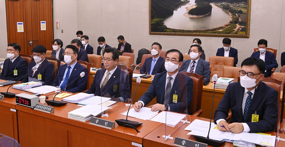 From left: CJ CheilJedang Vice President Lim Hyung-chan, Orion Nonghyup CEO Park Min-gyu, Vice Minister of Agriculture, Food and Rural Affairs Kim In-jung, Minister of Agriculture, Food and Rural Affairs Chung Hwang-keun, Nongshim Mills CEO Park Sang-kyu and Ottogi CEO Hwang Sung-man attend a parliamentary audit on Tuesday. [NEWS1]