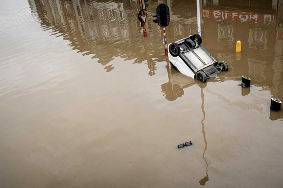 In this July 16, 2021 file photo, a car sits submerged in the water after flooding in Chenee, Province of Liege, Belgium. Scientists say there’s something different this year from the recent drumbeat of climate weirdness. That includes unprecedented deadly flooding in Germany and Belgium, 116-degree heat records in Portland, Oregon and similar blistering temperatures in Canada, along with wildfires. [AP/YONHAP] 