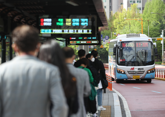 Electronic boards show the arrival times of buses. [YONHAP]