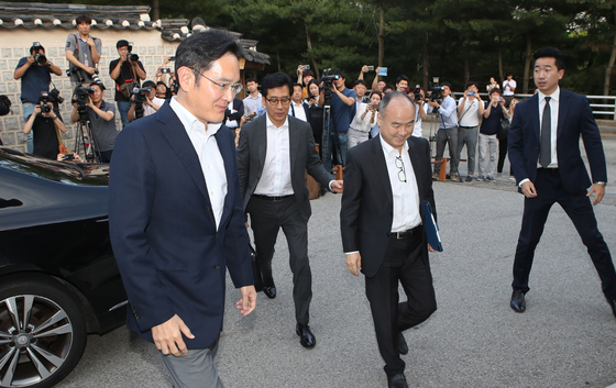 SoftBank Group CEO Masayoshi Son, right, and Samsung Electronics Vice Chairman Lee Jae-yong,left, enter the Korea Furniture Museum in central Seoul in 2019 to meet with other Korean business leaders. [OH JONG-TAEK]