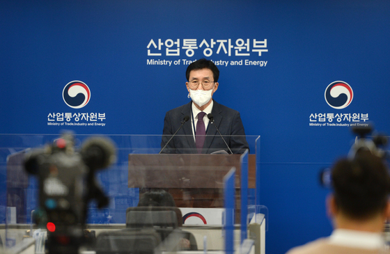 Deputy Minister of Trade and Investment Moon Dong-min announces the foreign direct investment at the government complex in Sejong on Wednesday. [MINSTRY OF TRADE, INDUSTRY AND ENERGY] 