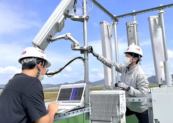 KT employees check the 5G air communication network for urban air mobility set up at the Goheung Aviation Test Center in South Jeolla. [KT]