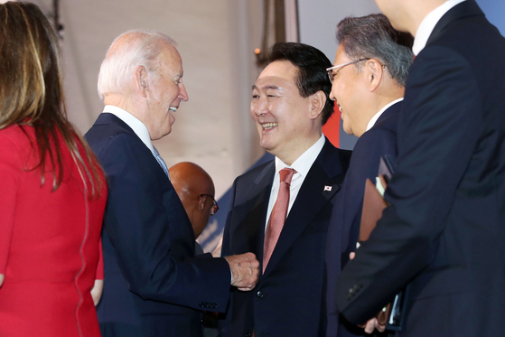 President Yoon Suk-yeol meets President Joe Biden in New York on Sept. 21. [YONHAP]