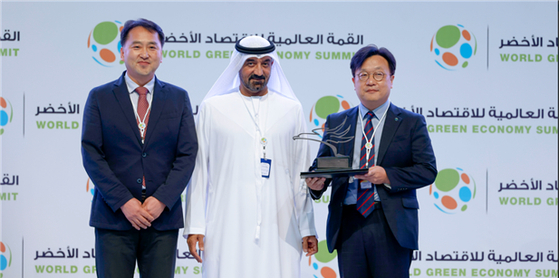 From left: Lee Seung-hoon, general manager of the International Cooperation Division at the Korea Environment Corporation; Ahmed Buti Al Muhairbi, secretary general of the Dubai Supreme Council of Energy; and Yoon Hyun-sik, director general of the Department of Global Cooperation at the Korea Environment Corporation, celebrate the corporation’s winning of the Special Recognition Award in this year’s Emirates Energy Award at the Dubai World Trade Centre on Sept. 28. [DUBAI SUPREME COUNCIL OF ENERGY]