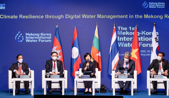 Environment Minister Han Wha-jin, center, speaks at the 1st Mekong-Korea International Water Forum on Wednesday at the Lotte Hotel Seoul in Jung District, central Seoul. [YONHAP]