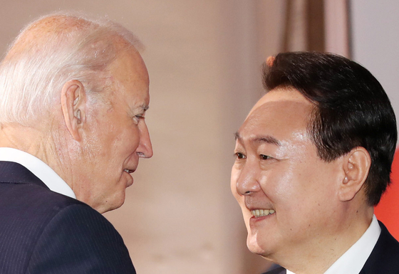 President Yoon Suk-yeol talks with U.S. President Joe Biden after attending the seventh replenishment conference of the Geneva-based Global Fund to Fight AIDS, Tuberculosis and Malaria in New York, on Sept. 22. [YONHAP]