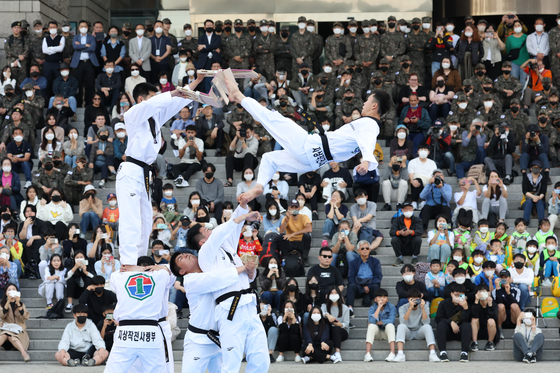 Soldiers demonstrate taekwondo smashing kicks in an event at the War Memorial of Korea in Yongsan District, central Seoul, on Wednesday.  [YONHAP]