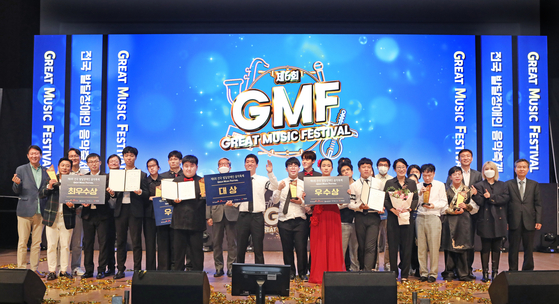 Representatives of all six teams who performed at the Great Music Festival at the award ceremony at Konkuk University in Seoul on Tuesday. [PARK SANG-MOON]