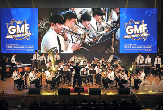 Eins Baum Chamber Orchestra, a 46-member group plays “Jubilo! Jubilo!” by Martin Cordner at the Great Music Festival in Konkuk University in Seoul on Tuesday. [PARK SANG-MOON]