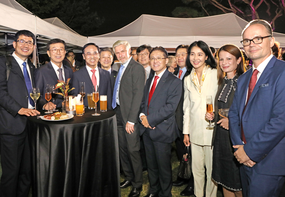 Michael Reiffenstuel, ambassador of Germany to Korea, fourth from left, and executives of Korean corporates and businesses, celebrate the Day of German Unity at the German diplomatic residence in Seoul on Tuesday. [PARK SANG-MOON]