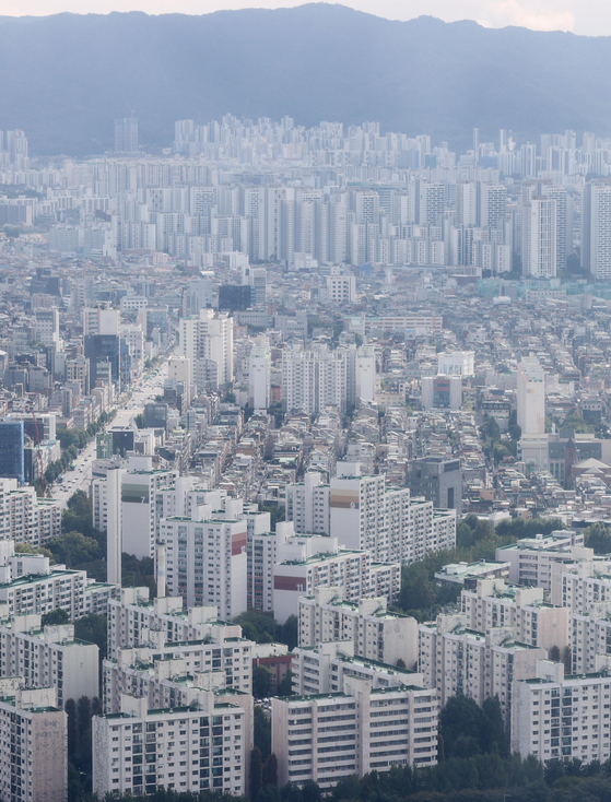 Apartment prices in Seoul fell for 19 straight weeks, according to the Korea Real Estate Board on Thursday. Prices fell 0.21 percent this week, the biggest drop since Dec. 3, 2012. [YONHAP] 