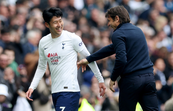 Tottenham Hotspur's Son Heung-min talks to manager Antonio Conte after being substituted at Tottenham Hotspur Stadium in London in May.  [REUTERS/YONHAP]