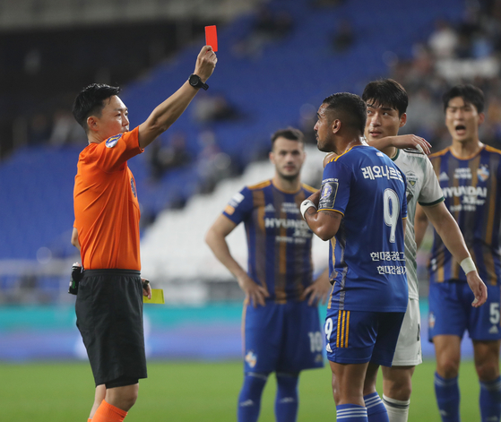 Leonardo of Ulsan Hyundai, right, is sent off during an FA Cup semifinal match against Jeonbuk Hyundai Motors on Wednesday at Ulsan Munsu Football stadium in Ulsan. [YONHAP]