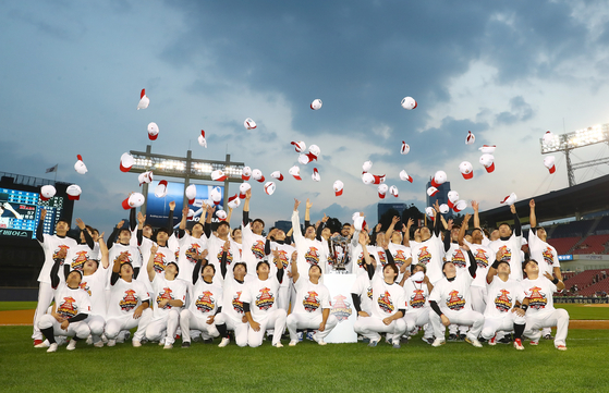 SSG Landers players and staff pose for a photo to celebrate winning the 2022 KBO regular season title ahead of a game against the Doosan Bears at Jamsil Baseball Stadium in southern Seoul on Wednesday. The Landers this season became the first team in KBO history to win a wire-to-wire title, although they did lose 5-2 to the Bears after the celebration.  [SSG LANDERS]