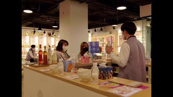 Serene Teo from Singapore, right, and her friend Jackie Liao, sample Korean liquors at The Sool Gallery in central Seoul's Jongno District. [KIM TAE-WOO]