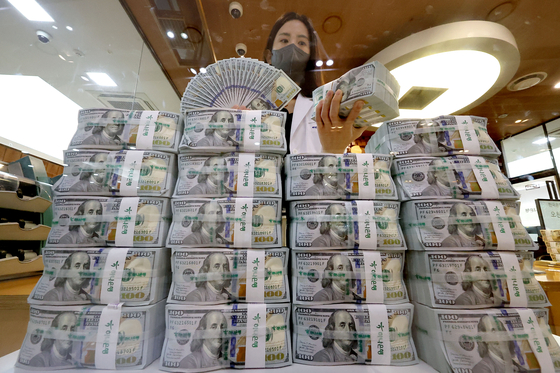 Korea’s foreign reserves fell to $416.8 billion in September from $436.4 billion in August, the largest monthly decline since October 2008. An employee sorts dollars at Hana Bank’s Counterfeit Notes Response Center in Jung District, central Seoul, on Thursday. [YONHAP]