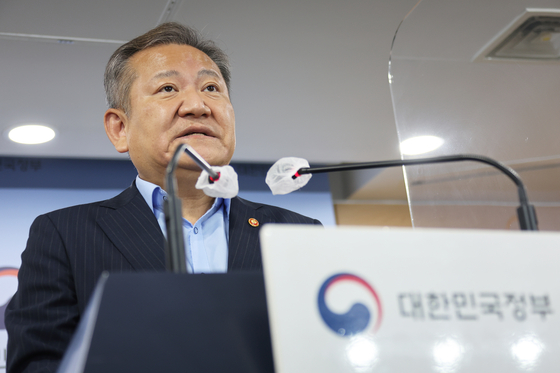 Minister of the Interior and Safety Lee Sang-min announces the administration’s plan to reorganize the government on Thursday during a press briefing in Seoul. [YONHAP]