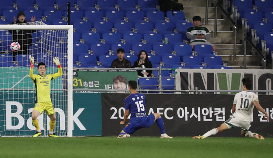 Cho Gue-sung of Jeonbuk Hyundai Motors, right, scores the winner against Ulsan Hyundai during an FA Cup semifinal match on Wednesday at Ulsan Munsu Football stadium in Ulsan. [NEWS1]