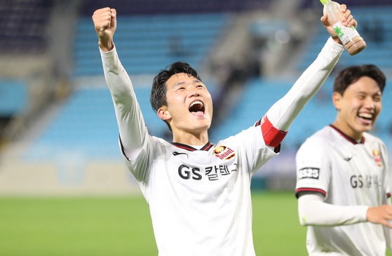 Na Sang-ho of FC Seoul celebrates after beating Daegu FC during an FA Cup semifinal match on Wednesday at Daegu Bank stadium in Daegu. [YONHAP]