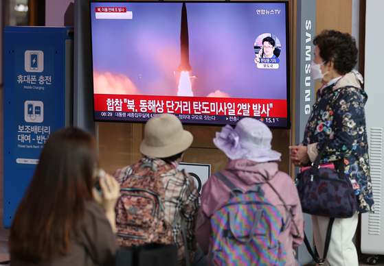 People watch a news report about North Korea's short-range ballistic missile launch on a screen at Seoul Station in central Seoul on Thursday. [YONHAP]