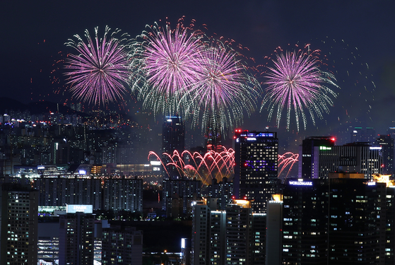 Fireworks during the 2019 Seoul International Fireworks Festival are seen from Namsan in central Seoul on Oct. 5, 2019. [YONHAP]