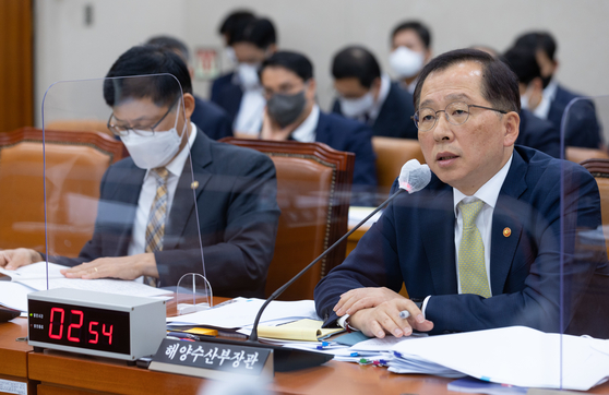 Cho Seung-hwan, minister of oceans and fisheries, speaks at a parliamentary hearing on Thursday. [NEWS1]