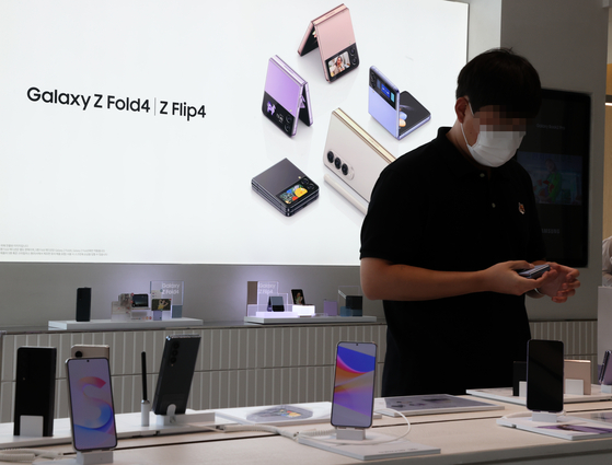 A customer browses products at Samsung Electronics' retail store in Gangnam District, southern Seoul. [YONHAP]