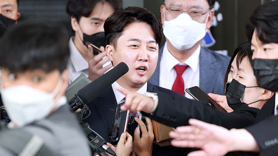 People Power Party's former chairman Lee Jun-seok responds to questions from the press at the Seoul Southern District Court in Yangcheon District, western Seoul, on Sept. 28. [JOINT PRESS CORPS]