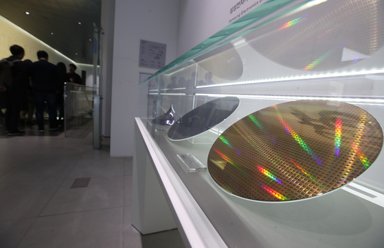 Chip wafers are displayed at Samsung Electronics' building in Seocho District, southern Seoul. [YONHAP]