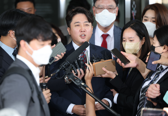 Former People Power Party Chairman Lee Jun-seok speaks to the press as he leaves the Seoul Southern District Court after attending a questioning session on Sept. 28. [YONHAP]