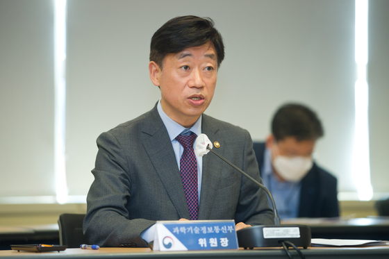 First Vice Minister Oh Tae-Seog of the Ministry of Science and ICT speaks during a space development promotion working committee meeting in Jongno District, central Seoul, Friday. [MINISTRY OF SCIENCE AND ICT]