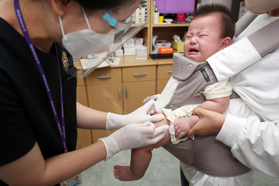 A nurse gives a free flu shot to a baby in a Gwangju hospital on Sept. 21. [YONHAP]