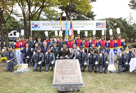 Cadets of the Korea Military Academy (KMA) pose with Lt. Gen. Willard Burleson, center, second row, KMA Superintendent Maj. Gen. Jeon Sung-dae, fifth from left, second row, Maj. Gen. (Ret.) Lee Seo-young, president of the Korea Defense Veterans Association-Korea Chapter, third from left, second row, and Korea JoongAng Daily CEO Cheong Chul-gun, second from left, second row, and others following the unveiling of a memorial plaque for U.S. Military Academy class of 1946 graduates who fell in the Korean War at the KMA campus in Nowon District, northern Seoulon Friday morning. [PARK SANG-MOON]