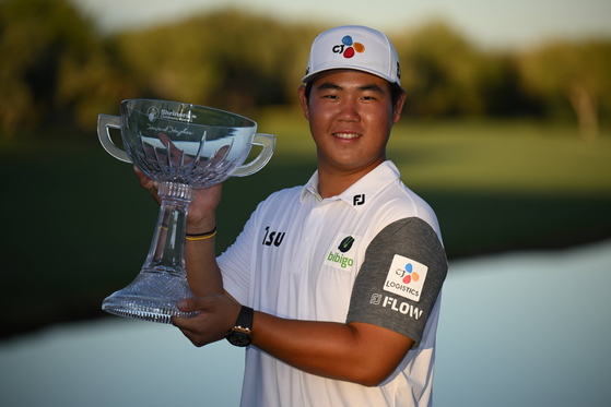 Kim Joo-hyung poses with the trophy after winning the Shriners Children's Open at TPC Summerlin on Sunday in Las Vegas, Nevada.  [AFP/YONHAP]