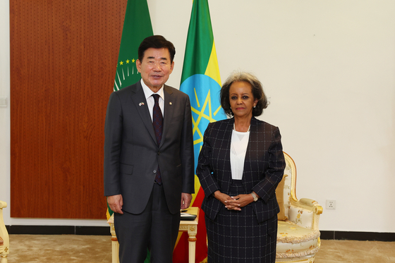 National Assembly Speaker Kim Jin-pyo, left, and Ethiopian President Sahle-Work Zewde pose for a photo as they meet for talks in Addis Ababa on Sunday. [NATIONAL ASSEMBLY]