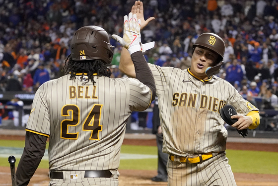 San Diego Padres shortstop Kim Ha-seong, right, celebrates with first baseman Josh Bell after scoring on a hit by Juan Soto against the New York Mets during the eighth inning of Game 3 of the National League Wild Card Series on Oct. 9 in New York.  [AP/YONHAP]