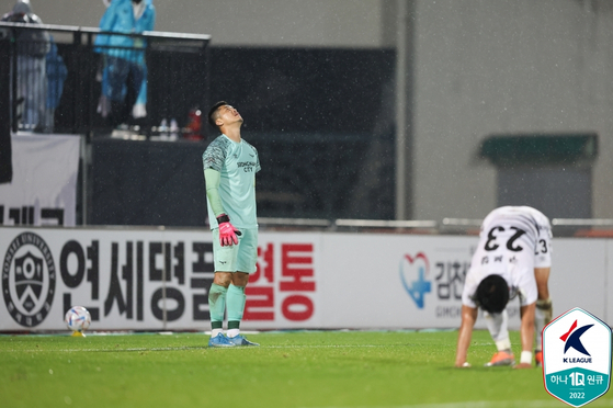 Kim Young-kwang of Seongnam FC, left, reacts after drawing 1-1 with Gimcheon Sangmu on Sunday at Gimcheon Sports Complex in Gimcheon. [K LEAGUE]