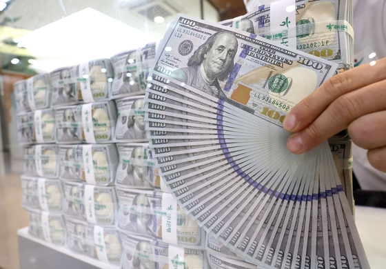 An employee inspects dollars at Hana Bank’s Counterfeit Notes Response Center in Jung District, central Seoul, on Oct. 4. [YONHAP]