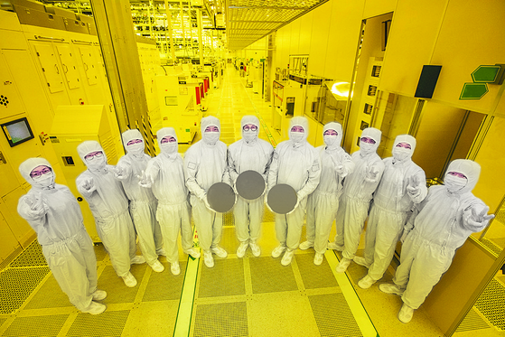Engineers at Samsung Electronics introduce 3 -nanometer chips at the chipmaker's factory in Hwaseong, Gyeonggi, on June 30. [SAMSUNG ELECTRONICS]