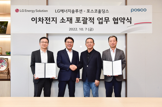 Posco Group Chairman Choi Jeong-woo, second from left, and LG Energy Solution CEO and Vice President Kwon Young-soo, third from left, pose for a photo after signing a memorandum of understanding on Oct. 7. [LG ENERGY SOLUTION]