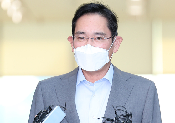 Samsung Electronics Vice Chairman Lee Jae-yong answers questions from reporters at the Seoul Gimpo Business Aviation Center in Gangseo District, western Seoul, after a two-week business trip overseas, on September 21. [YONHAP]