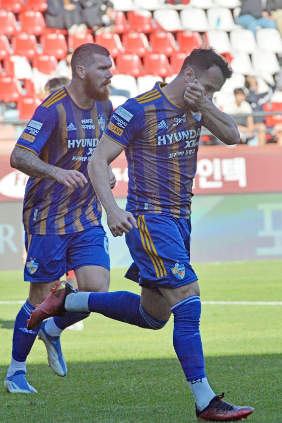 Ulsan Hyundai's Valeri Qazaishvili, right, celebrates after scoring Ulsan's first goal of the match against the Pohang Steelers at Pohang Steel Yard in Pohyang, North Gyeongsang on Tuesday. [NEWS1]