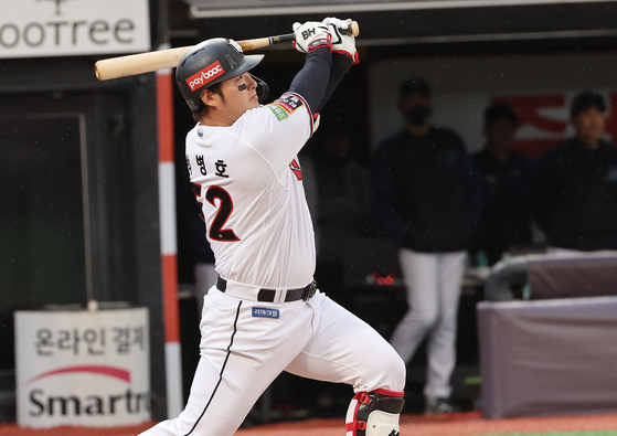 Park Byung-ho hits a two-run home run at the bottom of the eighth in a game against the NC Dinos at Suwon KT Wiz Park in Suwon, Gyeonggi on Monday.  [YONHAP]