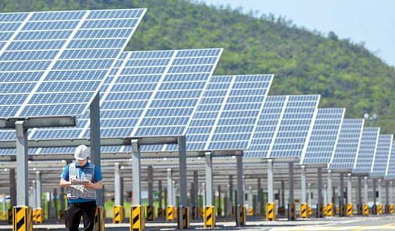 Solar panels are seen at a solar power plant in Yeongam, South Jeolla. [HYOSUNG GROUP]