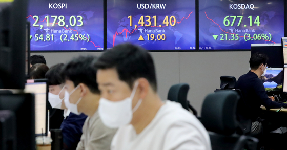 Electronic display boards at Hana Bank in central Seoul show stock and foreign exchange markets Tuesday. [NEWS1]